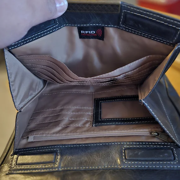 Gun Tote'n Mamas Conceal Carry Leather Crossbody Bag - Picture 4 of 5